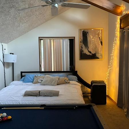 Ambiance - King Bed Cabin, Jetted-Tub & Fireplace Tobyhanna エクステリア 写真