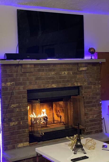 Ambiance - King Bed Cabin, Jetted-Tub & Fireplace Tobyhanna エクステリア 写真