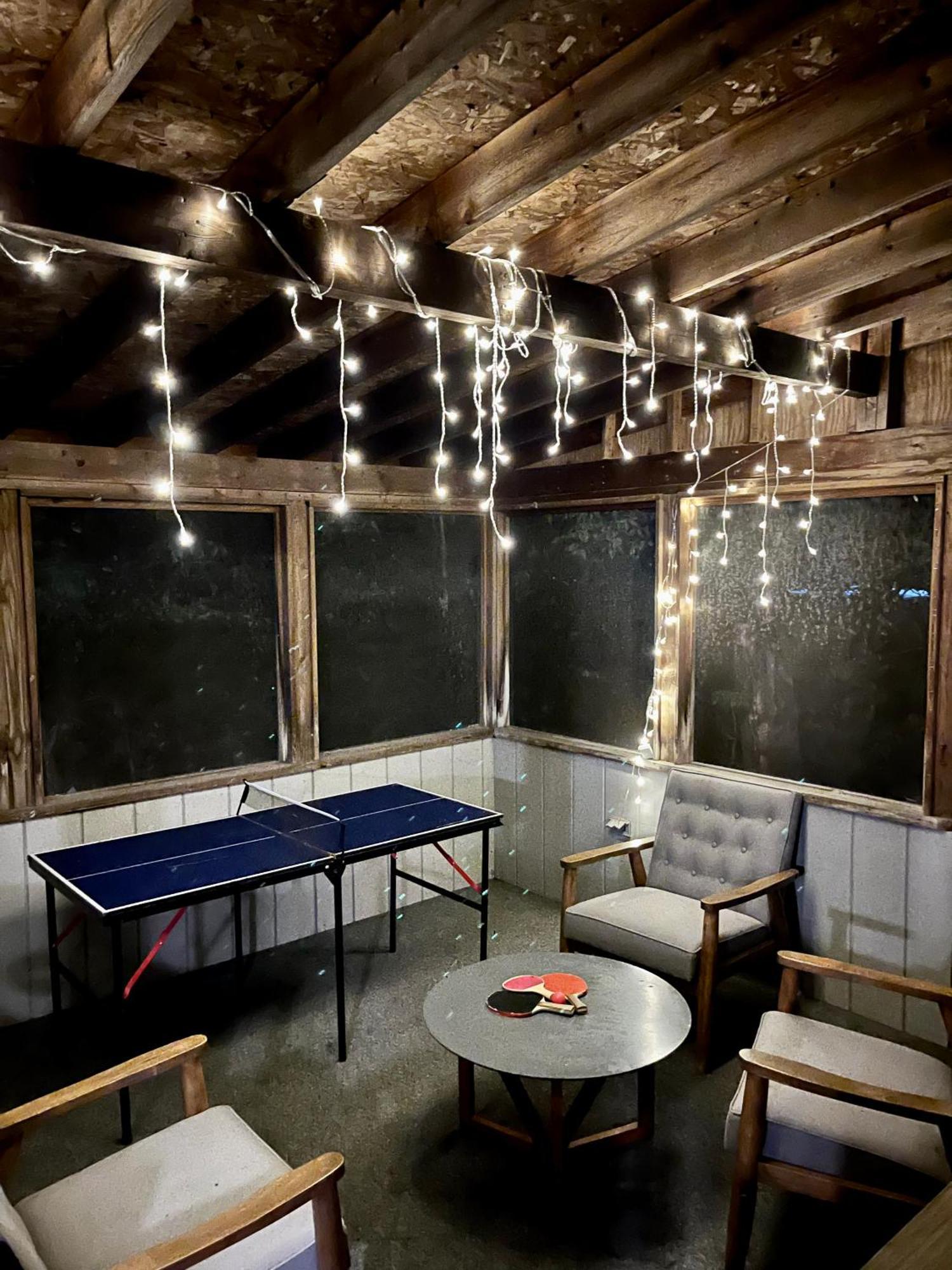 Ambiance - King Bed Cabin, Jetted-Tub & Fireplace Tobyhanna エクステリア 写真
