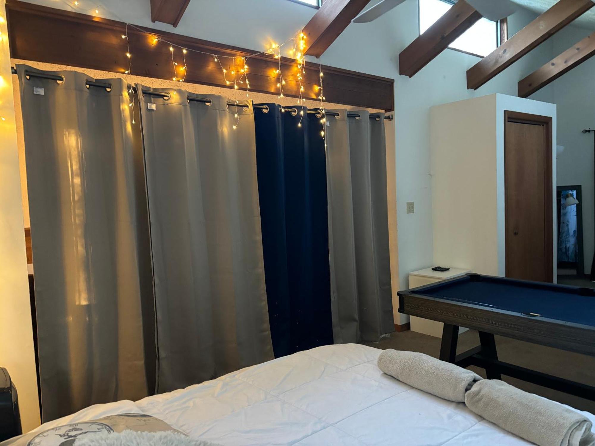 Ambiance - King Bed Cabin, Jetted-Tub & Fireplace Tobyhanna エクステリア 写真