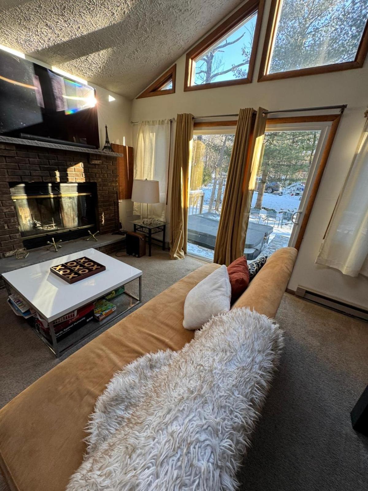 Ambiance - King Bed Cabin, Jetted-Tub & Fireplace Tobyhanna エクステリア 写真