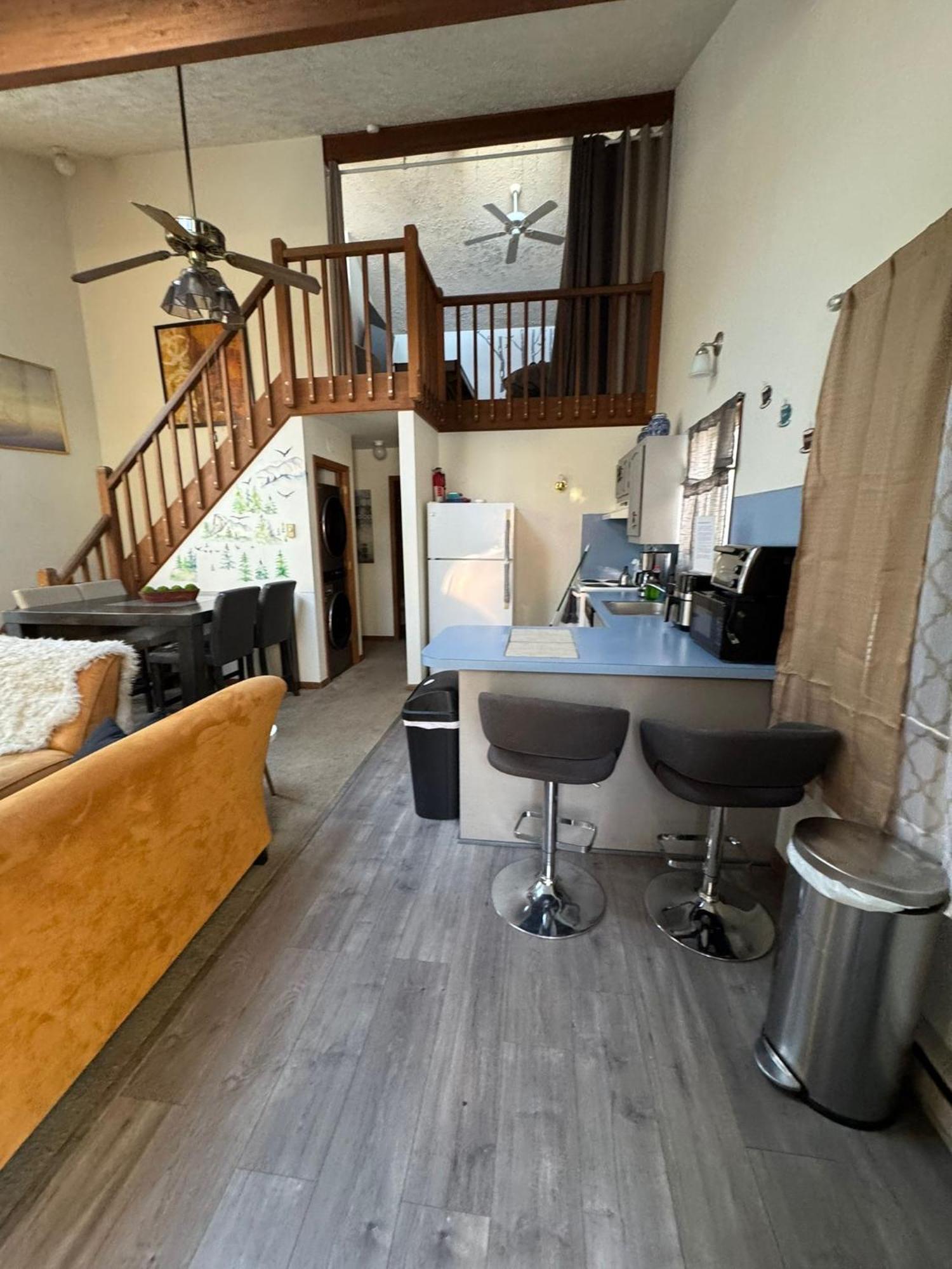 Ambiance - King Bed Cabin, Jetted-Tub & Fireplace Tobyhanna エクステリア 写真