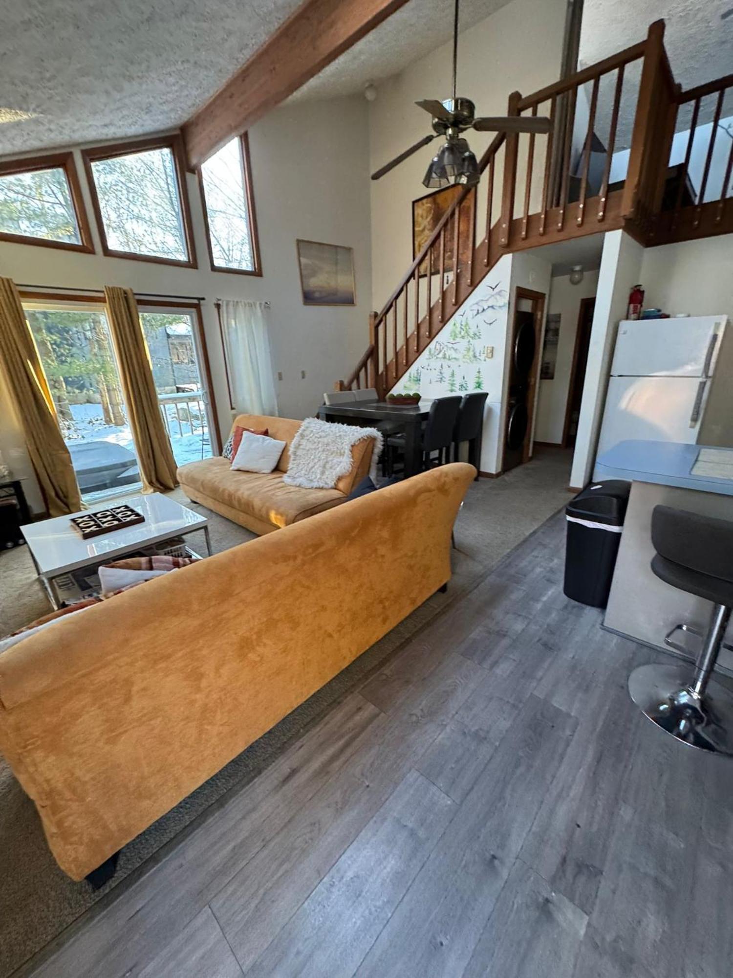 Ambiance - King Bed Cabin, Jetted-Tub & Fireplace Tobyhanna エクステリア 写真